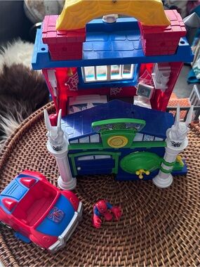 Playskool Heroes Marvel Super Hero Adventures Spider-Man headquarters